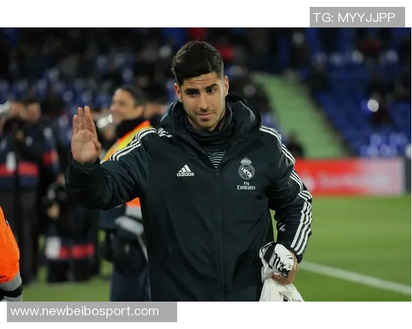 阿森西奥与女友重返伯纳乌现场观看NFL比赛引发热议